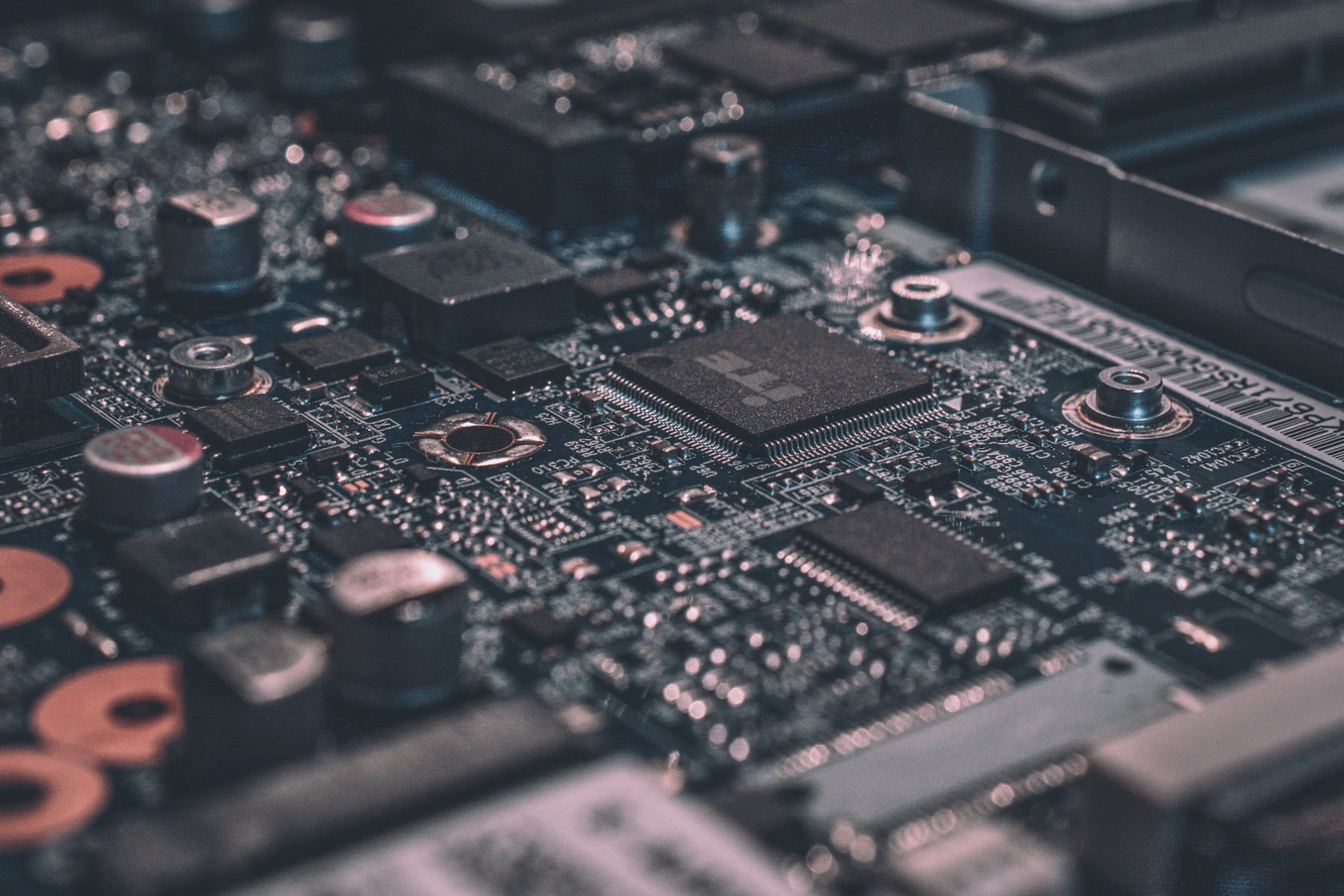Placa de circuito eletrônico em detalhe, representando o hardware por trás dos sistemas embarcados